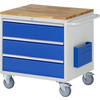 Werkstattwagen mit Holzarbeitsplatte, drei blauen Schubladen und seitlicher Dokumententasche.