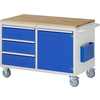 Werkstattwagen mit Holzplatte, drei blauen Schubladen, Flügeltüren und Rollen.