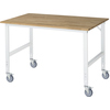 Arbeitstisch mit Holzplatte und verstellbarem Gestell, ausgestattet mit Lenkrollen.