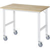 Arbeitstisch mit Holzplatte und verstellbaren Lenkrollen in weißem Stahlgestell.