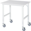 Arbeitstisch mit weißer Fläche und vier Lenkrollen aus Stahlrohrgestell.