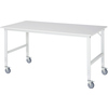 Weißer Arbeitstisch mit Lenkrollen und stabilem Stahlgestell, in seitlicher Ansicht.