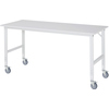 Weißer Arbeitstisch mit Lenkrollen und stabiler Stahlrohrkonstruktion.