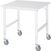 Weißer Arbeitstisch mit Lenkrollen und quadratischer Arbeitsplatte.