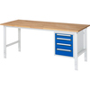 Arbeitstisch mit hellbrauner Arbeitsplatte und vier blauen Schubladen in Weißem Gestell.
