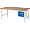 Arbeitstisch mit Holzplatte und drei blauen Schubladen, Seitenansicht mit Metallgestell.