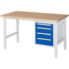 Arbeitstisch mit Buche-Oberfläche und blauen Schubladen, seitliche Ansicht.