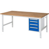 Arbeitstisch mit Holzplatte und blauen Schubladen, seitliche Ansicht.