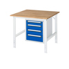 Arbeitstisch mit Holzplatte und blauen Schubladen, seitliche Ansicht.