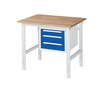 Arbeitstisch mit Holzplatte, blauen Schubladen und einem Gestell aus Stahlrohr.