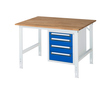 Arbeitstisch mit Holzplatte und blauen Schubladen, seitliche Ansicht, vier Schubladen.