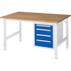 Arbeitstisch mit Holzplatte und vier blauen Schubladen, seitliche Ansicht.