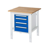 Arbeitstisch mit Holzplatte und vier blauen Schubladen auf einem stabilen Gestell.