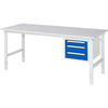 Arbeitstisch mit drei blauen Schubladen und einem weißen Arbeitsbereich, seitliche Ansicht.