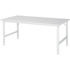 Weißer Arbeitstisch mit rechteckiger Arbeitsplatte und stabilen Stahlgestellfüßen.