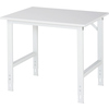 Weißer Arbeitstisch mit Stahlgestell und verstellbaren Füßen.