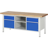 Holzwerkbank mit blauen Schubladen und offenen Fächern auf einem stabilen weißen Gestell.