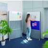 Modulare Stellwände in einem Büro, eine mit Whiteboard und eine mit Akustikfläche, genutzt.