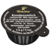 Kondensmilchportion in schwarzem Becher mit weißer Beschriftung und Deckel.