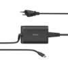 Schwarzes USB-C Laptop-Netzteil mit Stecker und Kabel in produktiver Ansicht.