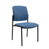 Schwarzer Besucherstuhl mit blauer Polsterung und ergonomischer Rückenlehne ohne Armlehnen.