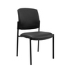 Schwarzer Besucherstuhl ohne Armlehnen mit ergonomischer Rückenlehne und abgerundetem Sitz.