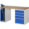 Werkbank mit Holzplatte, Schraubstock links und vier blauen Schubladen rechts.