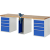 Werkbank mit Holzplatte, zwei Unterbaucontainern und integriertem Schraubstock in der Mitte.