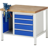 Werkbank mit Schraubstock, Holzplatte und blauen Schubladen, Seitenansicht.
