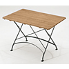 Klappbarer Gartentisch mit Holzoberfläche und schwarzem Metallgestell.