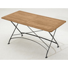 Gartentisch mit Holzplatte und schwarzem Metallgestell, in offener, seitlicher Ansicht.