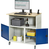 Ein PC-Arbeitsplatz mit Tischplatte, Monitor, Drucker und Schrank mit Flügeltüren und Zubehör.