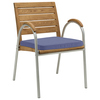 Gartenstuhl mit blauer Sitzauflage und Holzoptik, Stahlgestell, ohne Dekoration.