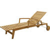 Holz-Sonnenliege mit verstellbarer Rückenlehne und zwei großen Rollen zur Mobilität.