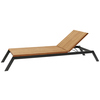 Gartenliege mit verstellbarer Rückenlehne und Holz-Optik auf einem stabilen Untergestell.