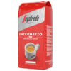 Rote Verpackung mit dem Aufdruck "INTERMEZZO", darauf eine Tasse mit Kaffee.