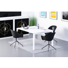 Schwarzer Drehsessel im modernen Design steht an einem Tisch in einem hellen, modernen Raum.