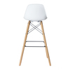 Weißer Barhocker mit Holzbeinen und schwarzem Metallgestell, frontalansicht.