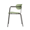 Grüner Bistrostuhl mit schwarzem Metallgestell, seitliche Ansicht.