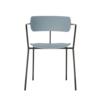 Blauer Bistro-Stuhl mit einer klaren, modernen Form und schwarzen Metallbeinen.