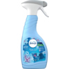 Sprayflasche mit Febreze Textilerfrischer Lenor Aprilfrisch in blauer Verpackung.