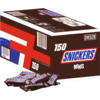 Packung mit Snickers Minis und losen Schokoriegeln im Vordergrund.