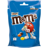 Packung mit M&M'S® Crispy Schokolade in 128 g, blauer Hintergrund und Mascotte mit Snack.
