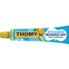 Tube mit mittelscharfem Senf in blauer Verpackung und gelbem Deckel, beschriftet mit 'THOMY'.