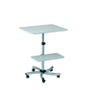 Höhenverstellbares, mobiles Stehpult mit zwei Ablageplatten auf einem Fuß mit Rollen.