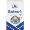 Verpackung von DIAMANT Glückswürfeln neben einer Tasse Kaffee mit Zuckerwürfeln auf Untertasse.