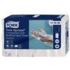 Packung mit Tork Premium Papierhandtüchern in einem kompakten Format.