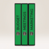 Drei grüne Ordner mit beschrifteten Rücken in den Kategorien Budget, Meetings und Marketing.