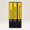 Drei schwarze Ordner mit gelben Etiketten, beschriftet mit "BUDGET", "MEETINGS" und "MARKETING".