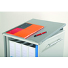 Mobiler PC-Arbeitsplatz in grau mit ausziehbarem Regalboden, dekoriert mit Heft und Stift.